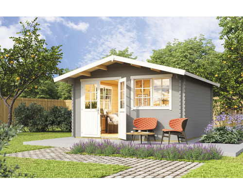 Gartenhaus Outdoor Life Norderney 3 inkl. Fussboden 444,6 x 480 cm lichtgrau Graues Gartenhaus mit geöffneter Doppeltür auf einer Terrasse mit Garten