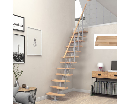 Vue d''une pièce avec un escalier avec des marches en bois et une rampe en métal