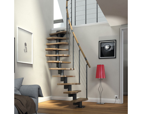 Ambiance intérieure avec escalier en colimaçon en bois et métal