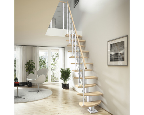 Escalier en colimaçon en bois avec rampe en métal dans un espace de vie lumineux