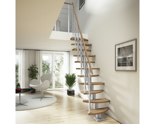 Raumansicht mit Holztreppe mit Geländer