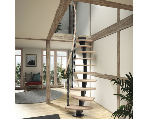 Raumansicht mit Spindeltreppe mit Holzstufen und Geländer