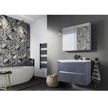 Modernes Badezimmer mit Badewanne, Handtuchwärmer, Waschtisch mit Unterschrank und Spiegelschrank