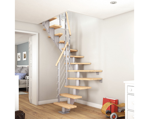 Raumszene mit einer Spindeltreppe aus Holz und Metall