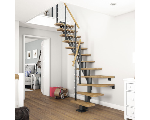 Escalier avec marches en bois, structure en acier et rampe dans le salon