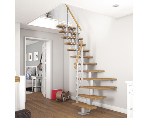 Wendeltreppe mit Holzstufen, Metallgeländer und hölzernem Handlauf in hellem Raum