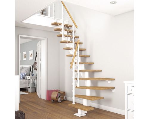 Raumansicht mit Raumspartreppe, Holzstufen und weissem Geländer