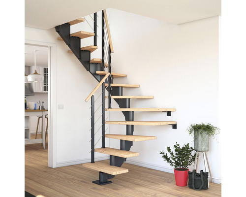 Wendeltreppe mit Holzstufen und Geländer im hellen Raum