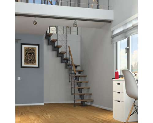 Raumansicht mit Treppe aus Holz und Metall