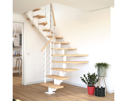 Vue d''ensemble d''un escalier gain de place avec marches en bois et rampe blanche