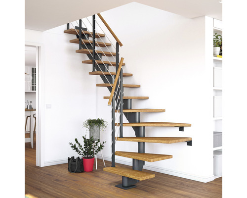 Raumansicht einer Treppe mit Holzstufen und einem Geländer mit Stahlseilen