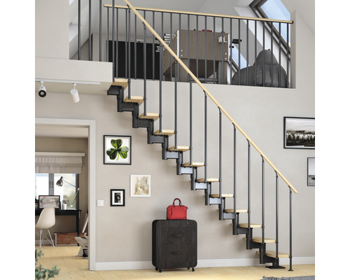 Treppe mit Holzstufen und Metallgeländer in einem modernen Wohnraum.