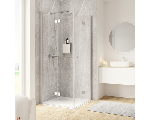 Duschkabine mit Glastüren und Armaturen in einem Badezimmer