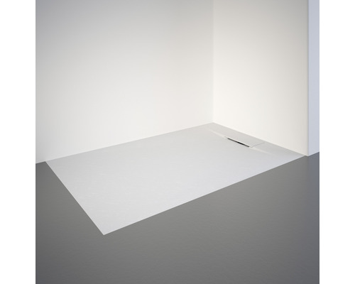 Douche plain-pied avec drain dans un coin de la pièce