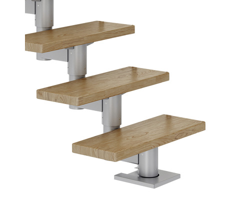 Gros plan d''un escalier avec des marches en bois et une rampe argentée.