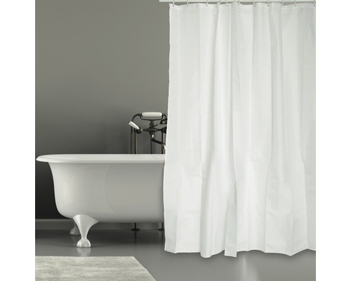 Badezimmer mit freistehender Badewanne und weissem Duschvorhang