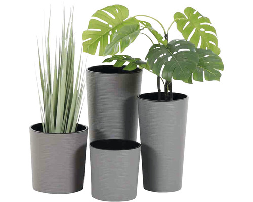 Quatre pots de fleurs gris avec des plantes