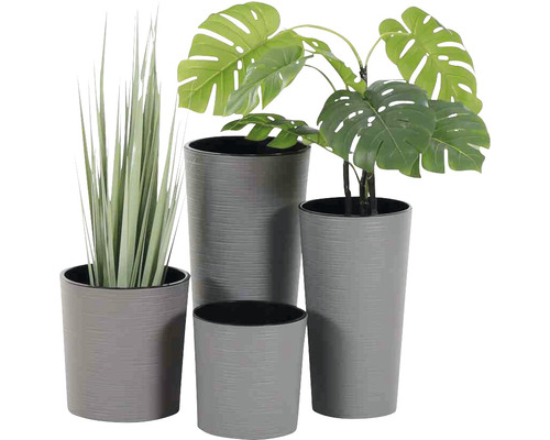 Quatre pots de fleurs gris avec des plantes