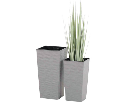 Deux pots de fleurs de différentes tailles et de forme carrée