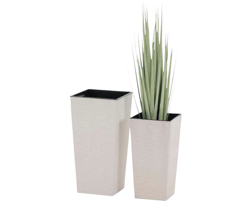 Deux jardinières carrées en plastique