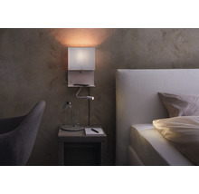 Scène de nuit avec un lit, une table de chevet et une applique murale avec lampe de lecture