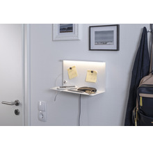 Console murale avec étagère, aimants, notes, smartphone, stylo et clés dans l''entrée