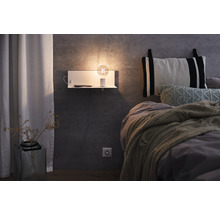 Chambre à coucher avec lampe de chevet et étagère de rangement