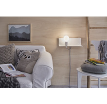 Salon avec canapé, applique murale et échelle en bois