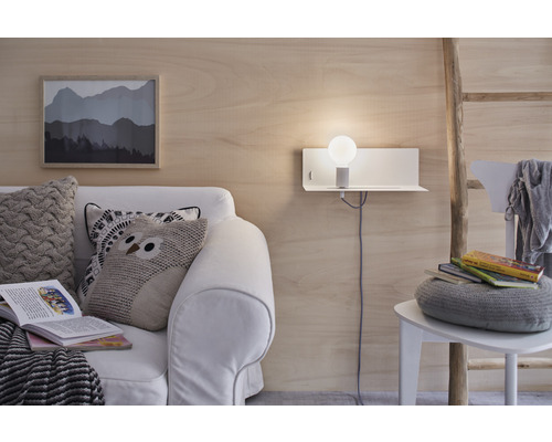 Wohnzimmer mit Sofa, Wandlampe und Holzleiter