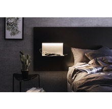 Chambre avec lit, lampe de chevet, table de chevet et plante d''intérieur