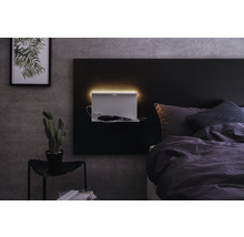 Chambre à coucher avec table de chevet, lampe et décoration