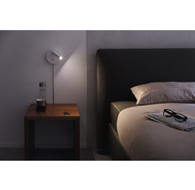 Chambre avec lit, table de chevet et applique murale
