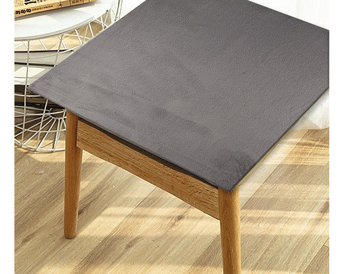 Chaise grise avec revêtement en tissu sur pieds en bois