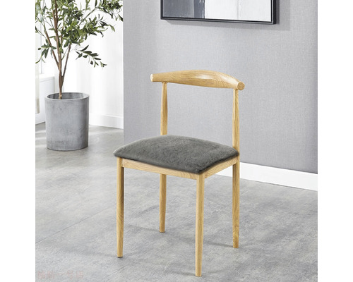 Chaise en bois avec assise grise devant un mur gris