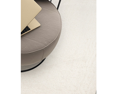 Tapis à poils longs à côté d''une table d''appoint avec un ordinateur portable