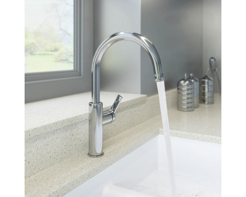 Küchenarmatur aus Metall mit fließendem Wasser