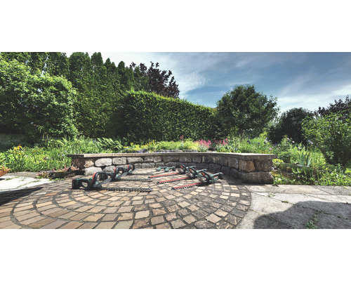 Plusieurs taille-haies sont prêts dans le jardin pour le jardinage.