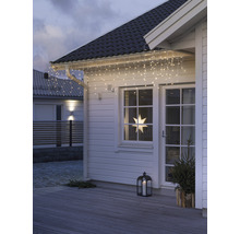 Maison décorée avec guirlande lumineuse, étoile et lanterne