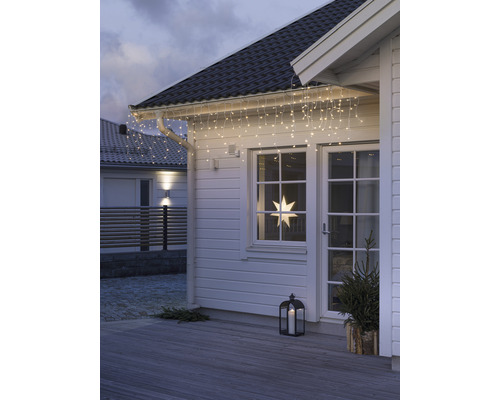 Maison décorée avec guirlande lumineuse, étoile et lanterne