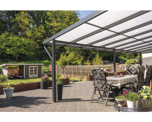 Terrasse avec auvent, mobilier de jardin et vue sur le jardin