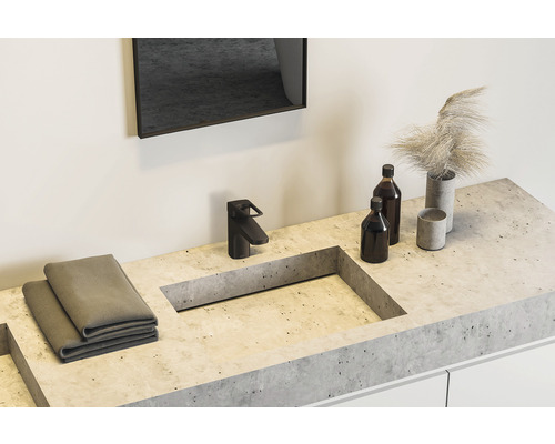 Badezimmer Waschtisch mit Armatur, Handtüchern, Flaschen und Dekoration