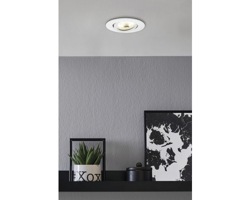 Spot encastré au plafond dans une pièce moderne au décor minimaliste