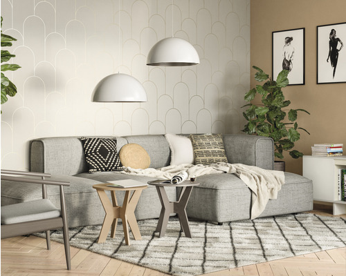 Salon avec canapé, table basse, tapis et plantes d''intérieur.