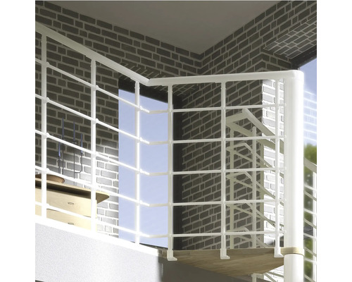 Scène d''un escalier en colimaçon avec une balustrade blanche devant un mur de briques