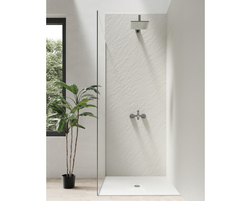 Begehbare Dusche mit Duschkopf, Armatur, Duschwanne und Duschabtrennung aus Glas