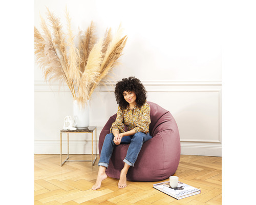 Femme assise sur un fauteuil dans la pièce