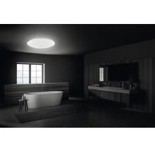 Modernes Badezimmer mit freistehender Badewanne, Waschtisch und runder Deckenleuchte