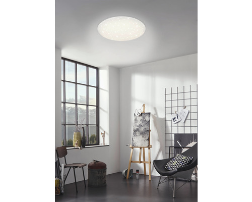 Heller Raum mit Deckenleuchte, Fenster und Staffelei