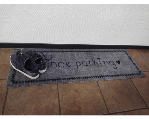 Paillasson avec l''inscription parking à chaussures et chaussures dessus
