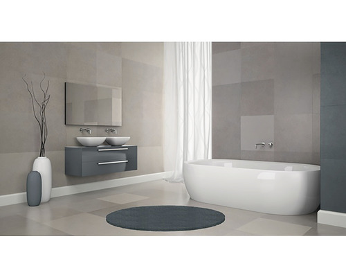 Salle de bain lumineuse avec baignoire, lavabo, miroir et décoration